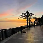 Front Edificio Mayoral Centro Ciudad Y Primera Linea Playa Muy Amplio Y Espacioso * Marbella
